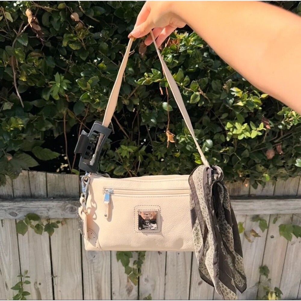 Vintage Y2K Tignanello Cream Pebbled Leather Baguette Bag